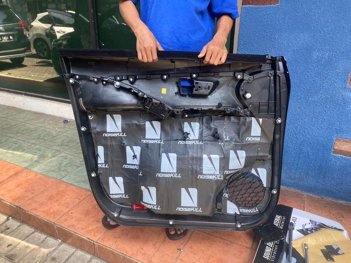 Ilustrasi. Peredam suara berbahan aspal sebaiknya dipasang di panel pintu untuk meningkatkan kualitas suara