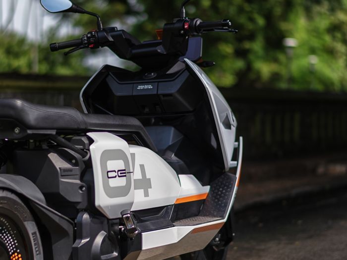 Tampak belakang BMW CE-04.