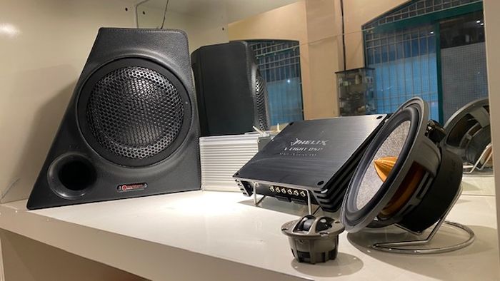 Paket prosesor audio dari Helix berikut subwoofer 8 inci dan boks