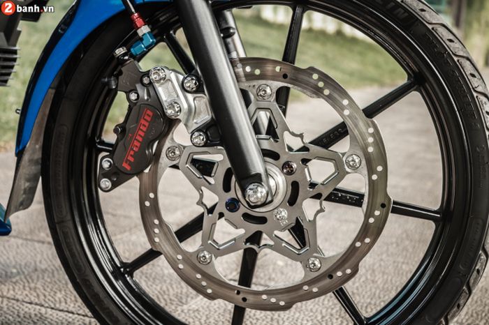 Kaki-kaki dapat pelek RCB dan pengereman berkaliper Frando