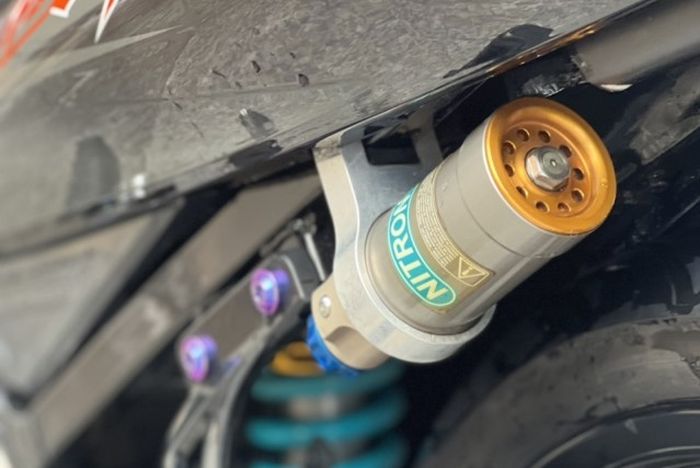 Suspensi belakang pakai shock Nitron