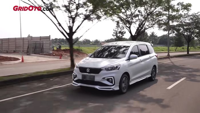 Ilustrasi Suzuki All New Ertiga Hybrid saat melibas rute perkotaan.