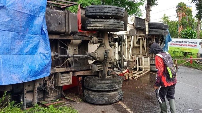 Kondisi truk tangki Pertamina terguling di jalan raya Bence, Garum, Blitar hingga muatan 24 ribu ton Pertalite dan Solar tumpah di jalan