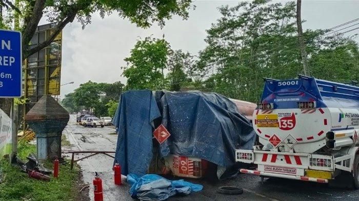 Truk tangki pengangkut 24 ribu ton Pertalite dan Solar terguling hingga muatan tercecer di jalan raya Bence, Garum, Blitar, Jawa Timur