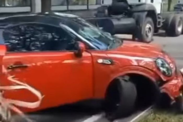 Roda depan Mini Cooper patah usai terlibat tabrakan dengan Honda CR-V di kompleks perumahan elite Citraland, Surabaya, Jawa Timur