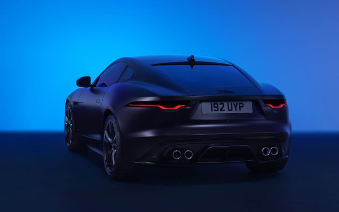 Jaguar F-Type 75 juga hadir dalam varian bengis F-Type R 75.
