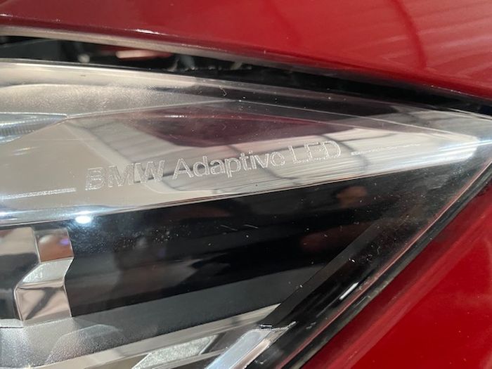 Headlamp Adaptive LED BMW F30 bisa dikenali dari tulisan di housing lamp-nya