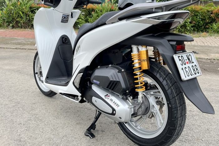 Suspensi belakang pakai shock Ohlins