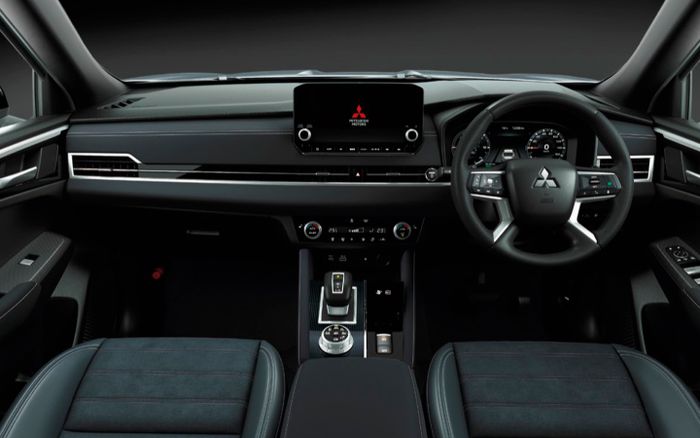 Interior Black Edition juga dapat sentuhan spesial berupa roof lining hitam dan shift panel yang diukir oleh laser.