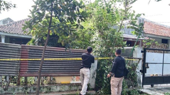 Polisi memasang garis polisi di rumah yang dijadikan tempat membuat konten YouTube horor, di Jalan Sawah Kurung, Kota Bandung.