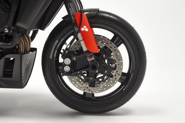 Kaki-kaki dapat pelek Rotobox dan upgrade suspensi