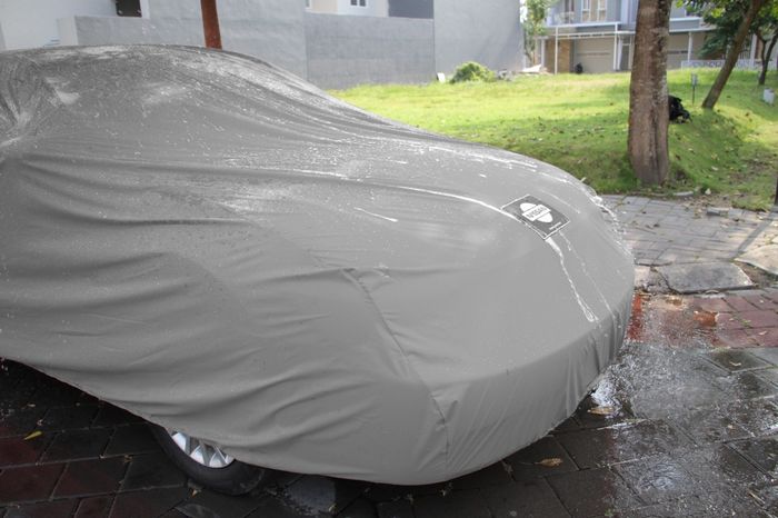 Sarung Mobil yang Melindungi dari Air Hujan Langsung