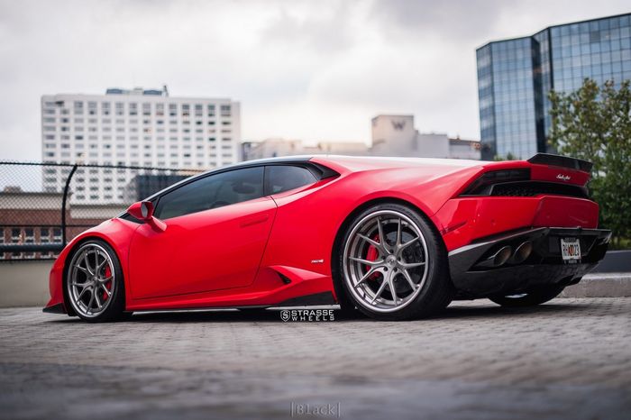 Modifikasi Lamborghini Huracan adopsi skema cat Rosso Corsa milik Ferrari