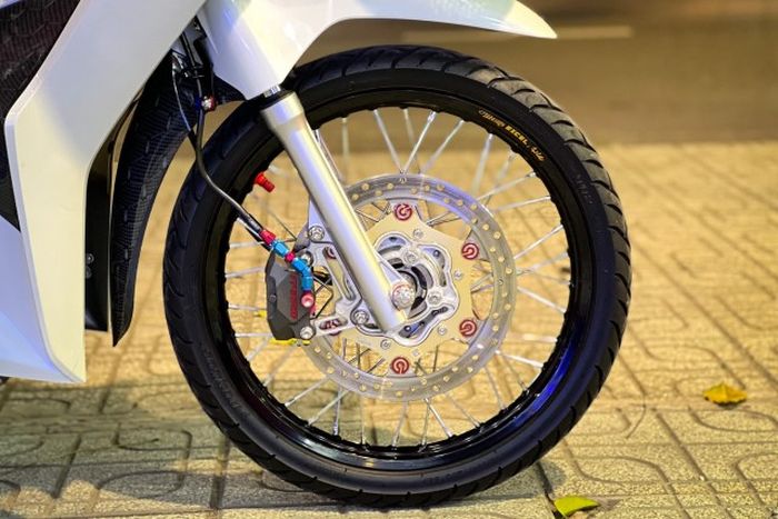 Kaki-kaki mendapatkan pelek Excel dan rem depan berkaliper Frando