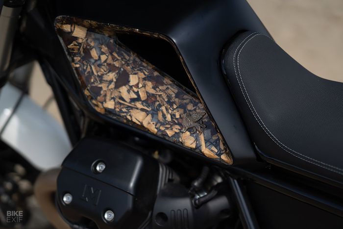 Tangki palsu dengan aksen kayu dipasang pada Moto Guzzi V85 TT ini