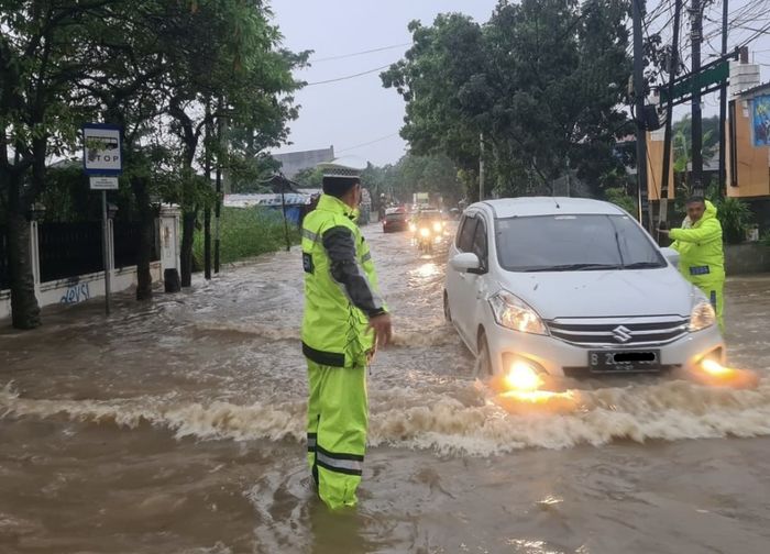 ILUSTRASI. Mobil Terjang Banjir di Kawasan Perumahan Meruya Indah, Jakarta Barat