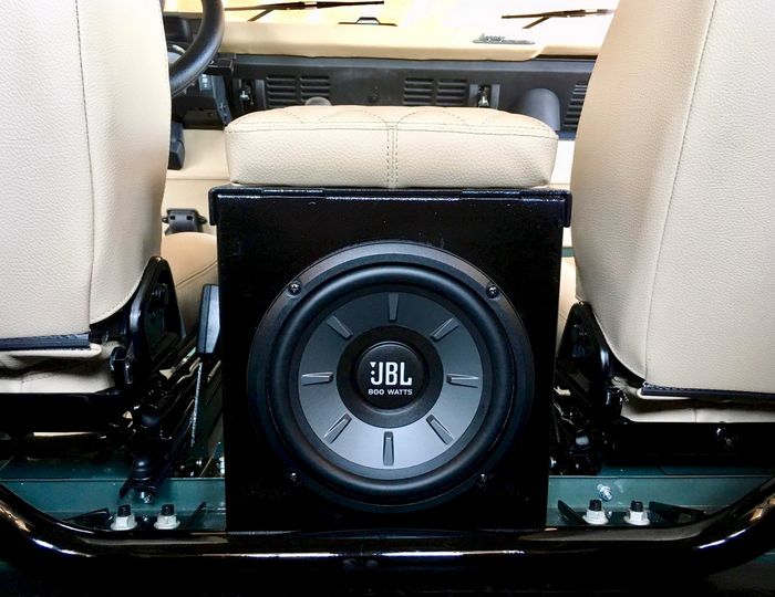 Kabin restomod Land Rover Defender 90 ini sudah terinstal sistem audio mumpuni