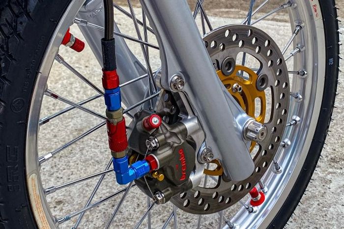 Kaki-kaki pakai pelek Excel dan pengereman berkaliper Brembo