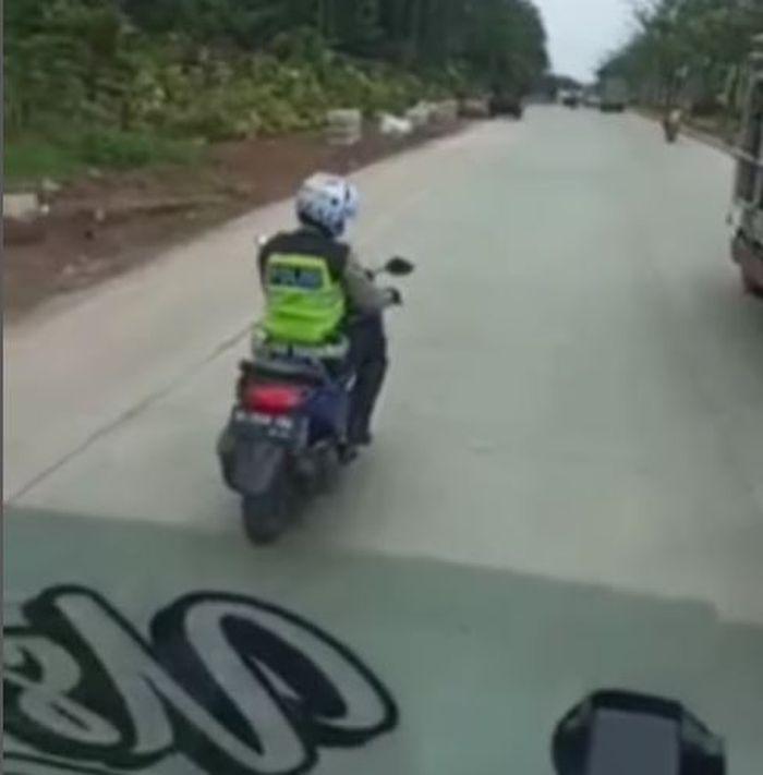 Anggota Polisi Polrestabes Palembang stop truk tanpa ada kesalahan dengan ucap 'saya bantu'