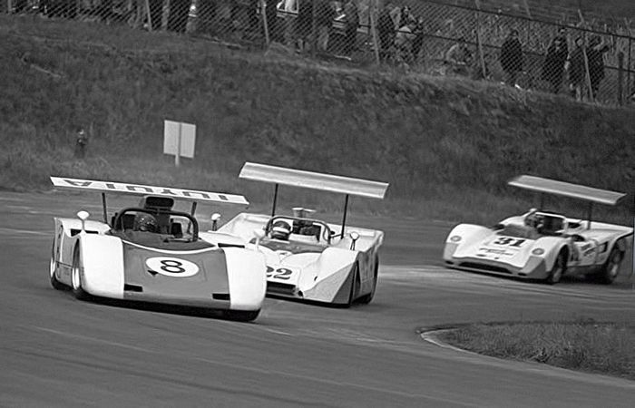 Minoru Kawai dengan mobil Toyota 7 bernomor start 8 berhasil menang di Fuji 200 Mile Race (1969)