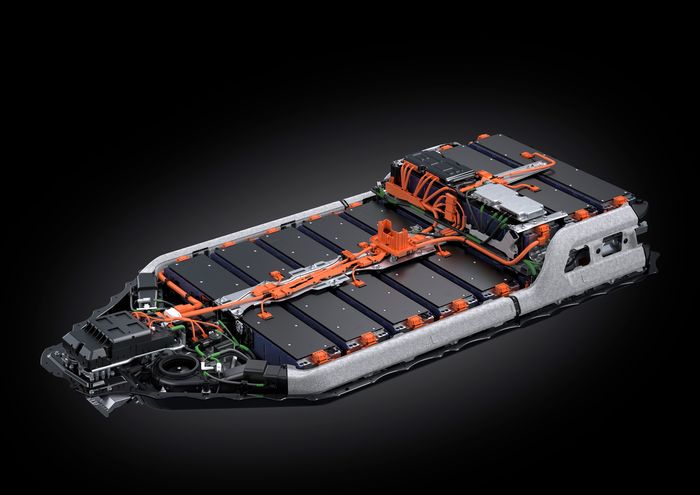 Lexus UX 300e dapat baterai lebih besar yakni 72,8 kWh.