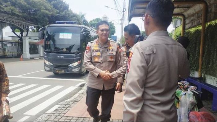 Kapolda Riau, Irjen Muhammad Iqbal, Kapolda Kaltim, Irjen Imam S tiba di Istana Negara, (14/10/22) naik bus