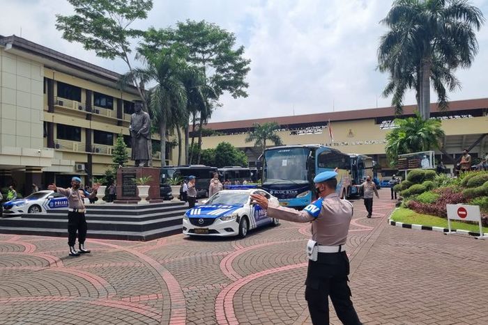 Rombongan bus pejabat Polri yang akan berangkat menuju Istana negara atas panggilan Presiden Joko Widodo