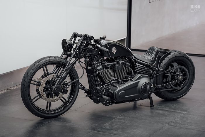 Harley-Davidson Softail Breakout bobber dari Rough Crafts