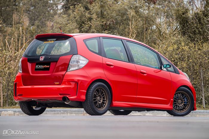 Tampilan belakang modifikasi Honda Jazz GE8 dengan part bodi serat karbon