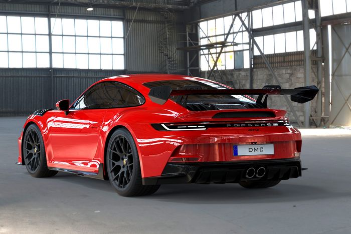 Tampilan belakang modifikasi Porsche 911 GT3 didominasi sayap ukuran besar
