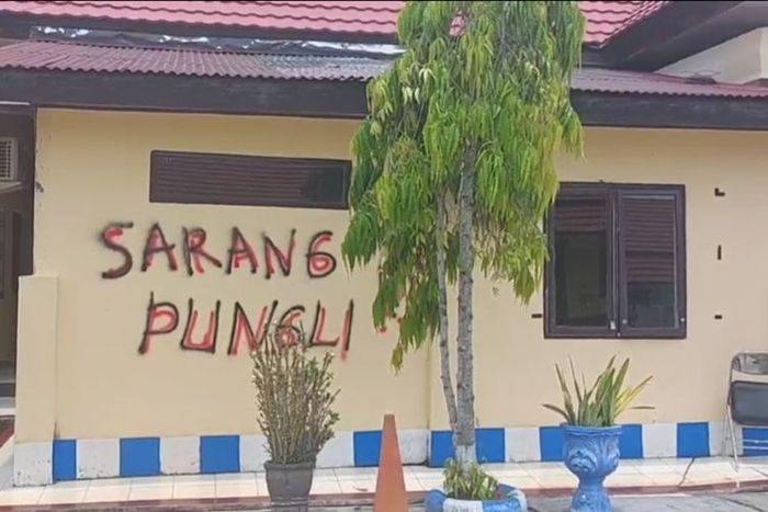 Dinding Mapolres Luwu dicoreti tulisan 'Sarang Pungli' oleh anggotanya berinisial Aipda HR