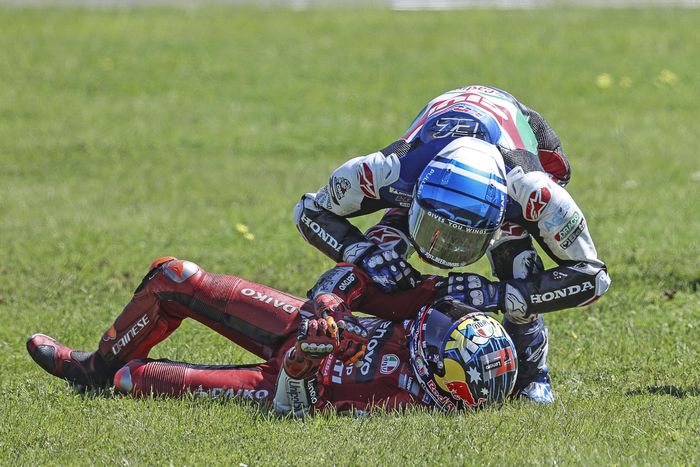 Pembalap LCR Honda, Alex Marquez saat melihat kondisi Jack Miller usai terlibat crash di MotoGP Australia 2022.
