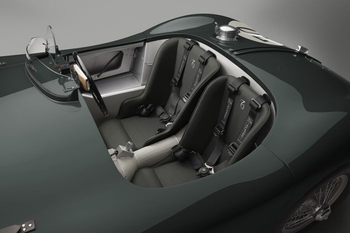 Interior C-Type 70 Edition mengambil inspirasi dari mobil balap yang memenangkan ajang Le Mans 1953.