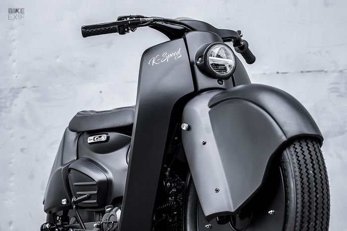 Kokpit jadi minimalis karena headlamp juga dipindah posisinya