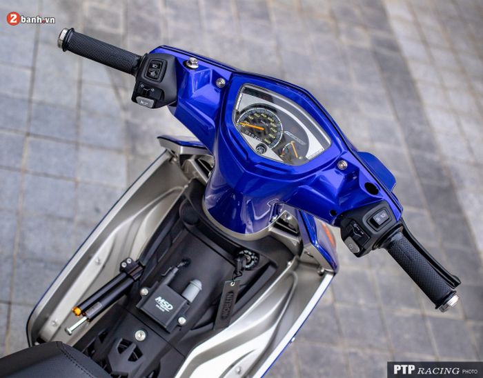 Area kemudi masih cukup standar tapi di sayapnya menyembul steering damper Ohlins