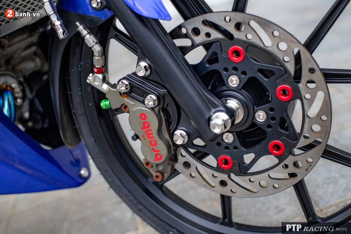 Kaki-kaki dapat pelek Daytona dan pengereman Brembo