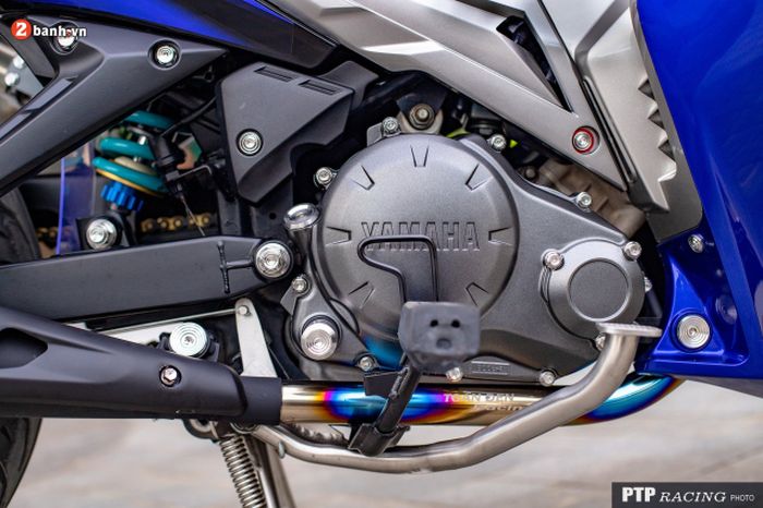 Bagian mesin mendapatkan leher knalpot titanium