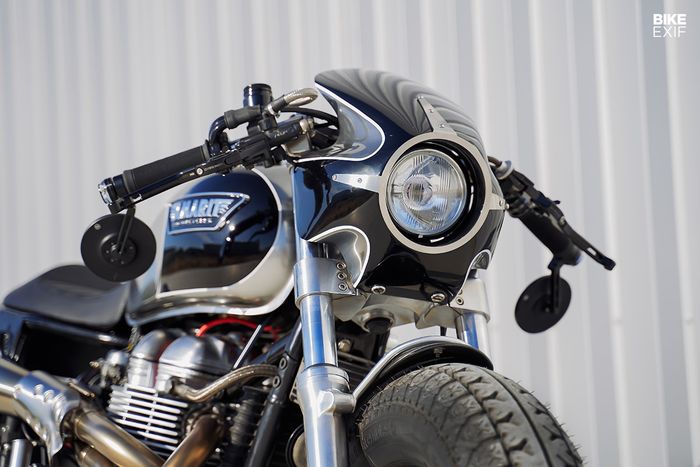 Area kokpit dibuat minimalis dan diberi fairing mungil