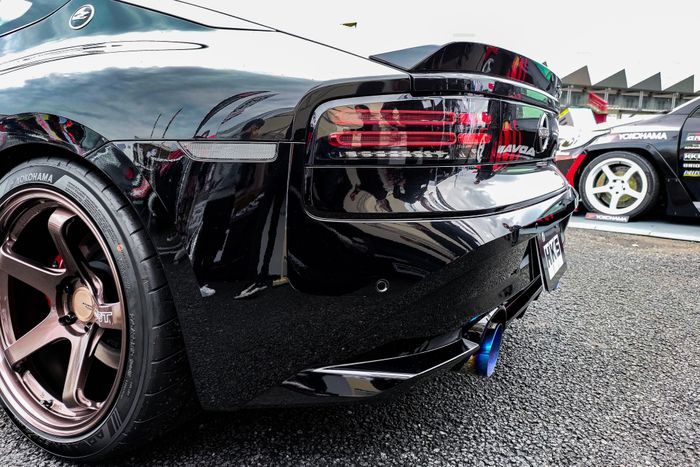 Modifikasi Nissan Fairlady Z dipasang knalpot baru dengan tip titanium