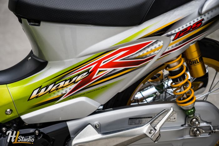 Suspensi belakang pakai shock Ohlins