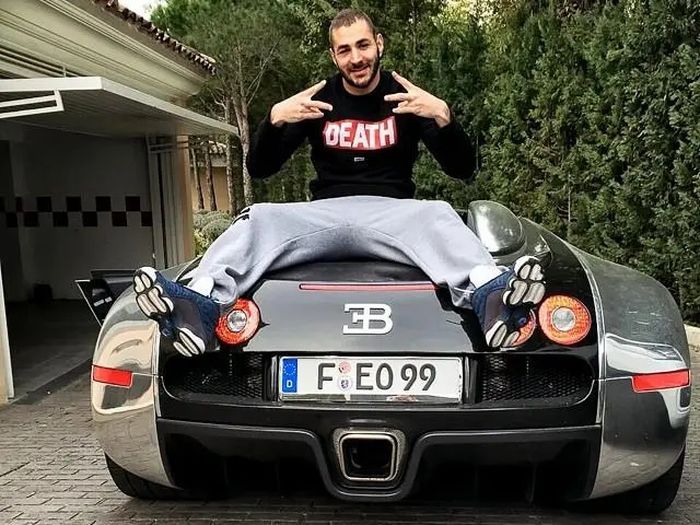 Karim Benzema bersama Bugatti Veyron miliknya.