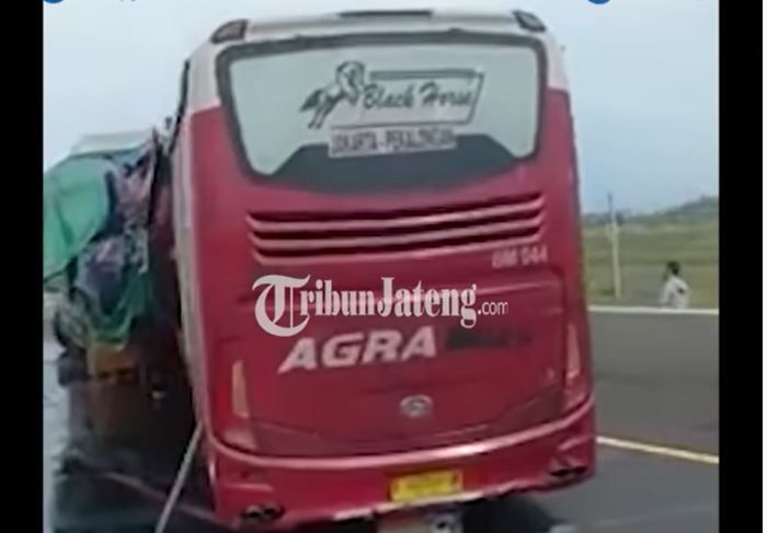 Bus Agra Mas tabrak truk tronton berhenti di KM 247 tol Kanci-Pejagan, Tanjung, Brebes, Jawa Tengah