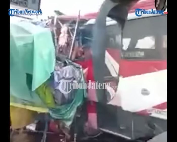 Truk tronton berhenti di tusuk bus Agra Mas di KM 247 tol Kanci-Pejagan, Tanjung, Brebes, Jawa Tengah