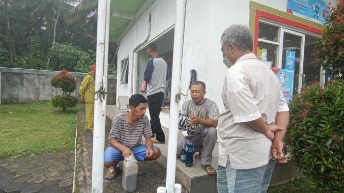 Para warga yang protes ke SPBU 43.507.16 karena Pertalite yang dibelinya kecampur Solar bikin motor dan mobil ngebul putih lalu mogok
