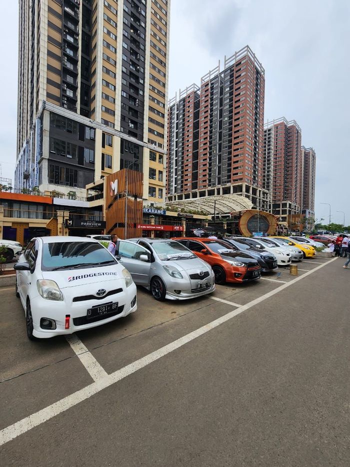 Deretan mobil peserta Anniversary 16th dan Jambore Toyota Yris Club Indonesia (TYCI) 2022