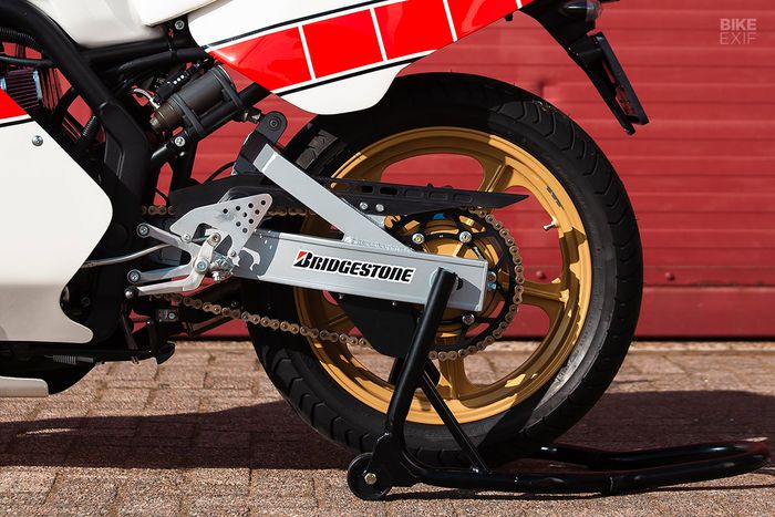 Pelek dan dan shock belakang diganti, lalu swingarm diberi bracing