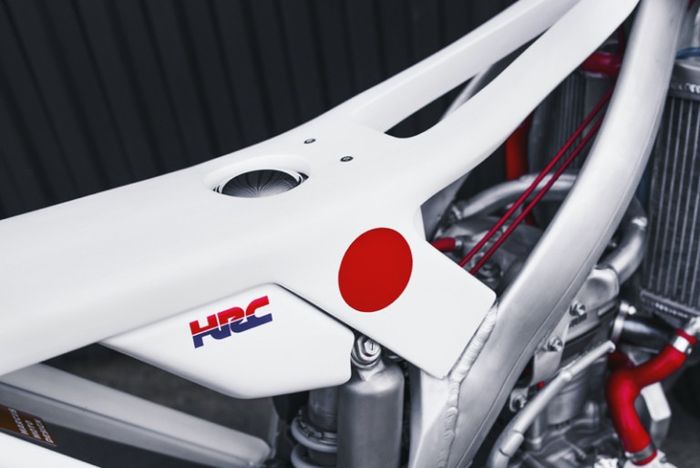 Subframe dan rangka back bone dibuat dengan material serat karbon