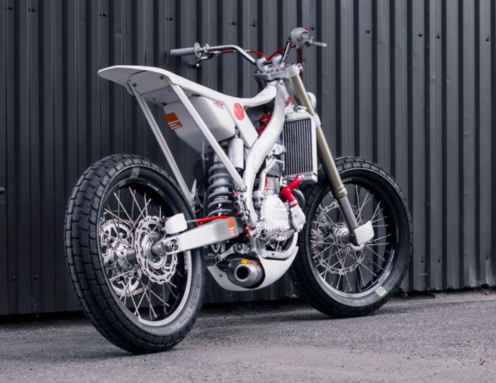 Sektor kaki-kaki banyak yang standar kecuali kedua rodanya