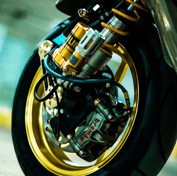 Kaki depan mendapatkan shock Ohlins, kaliper Brembo, dan pelek HiTech