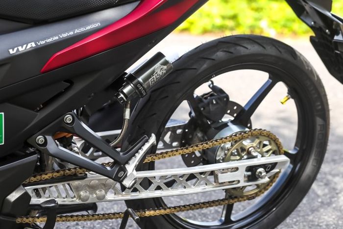 Swingarm diganti dengan produk TRC dan dipadukan dengan shock RedLeo
